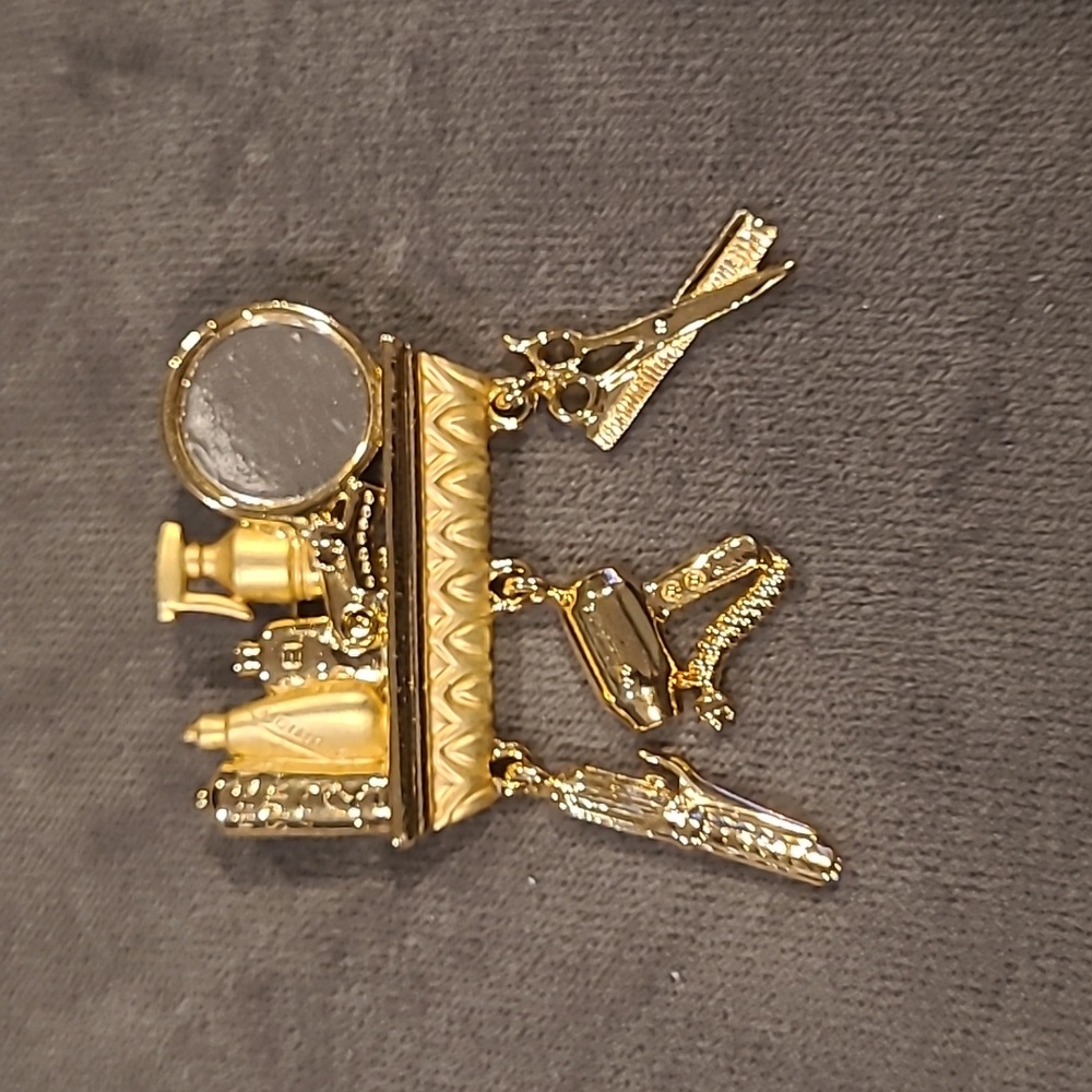 Gold plated Hairdresser Brooch.